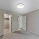 LED-Deckenleuchte Ringlede Ø48cm in einem modernen Wohnraum mit hellem Licht und stilvollem Design.