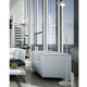 LED-Deckenfluter Zenith mit Lesearm & Tastdimmer CCT in modernem Wohnraum mit eleganter Sitzgelegenheit.