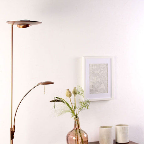 LED-Deckenfluter Zenith mit Lesearm & Tastdimmer CCT in elegantem Wohnraum mit Dekoration.