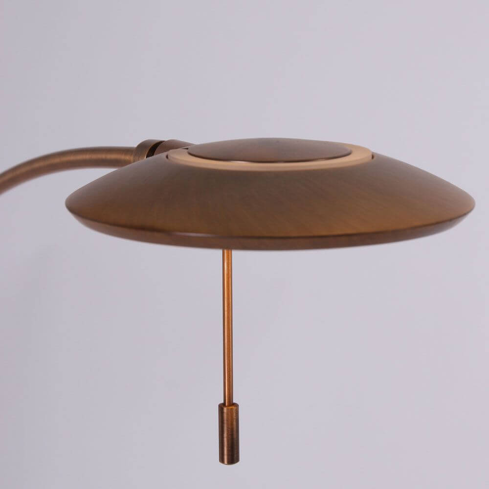 LED-Stehleuchte Zenith Tastdimmer 2200-4000K im Detail, elegantes Design in warmen Farbtönen.
