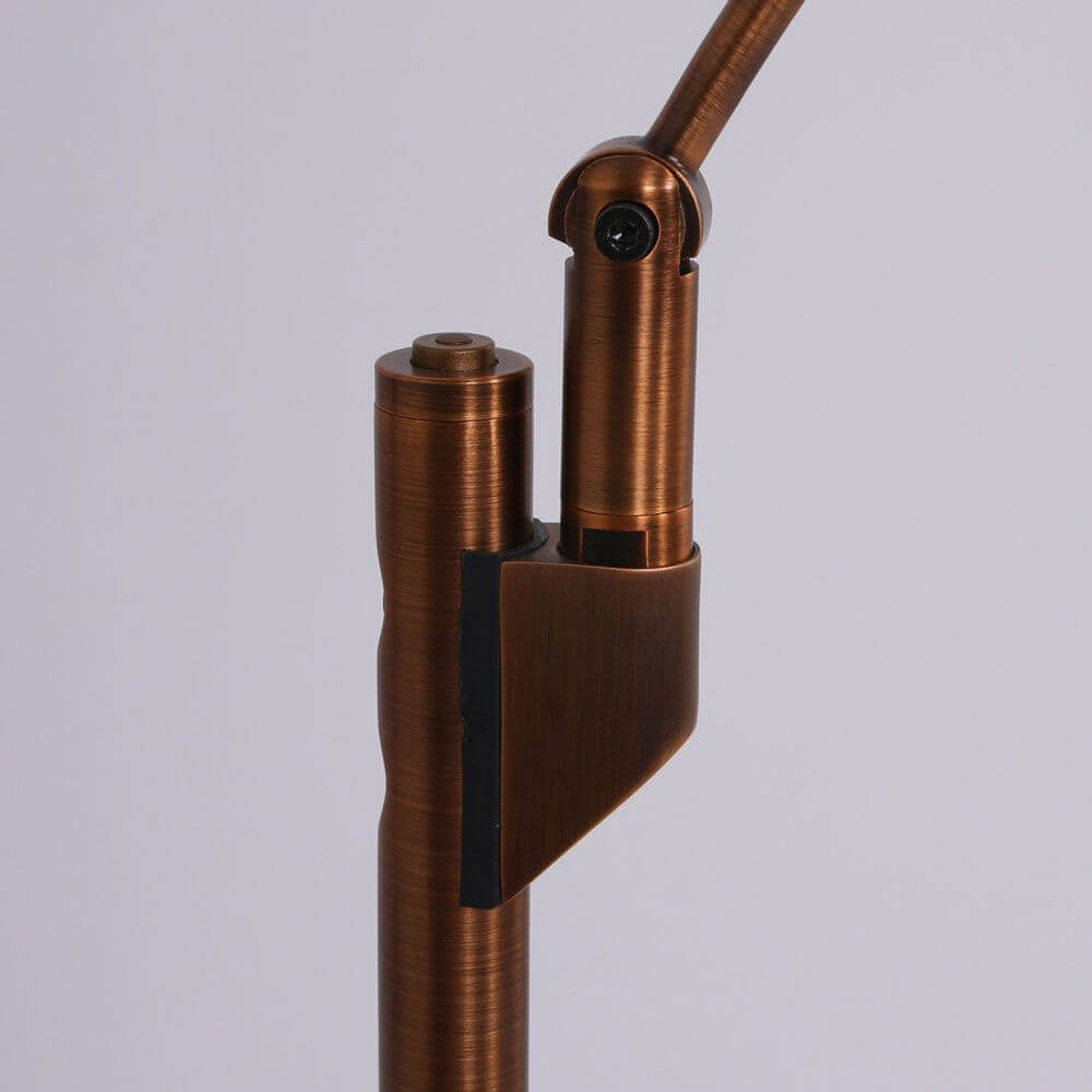 Detailaufnahme der LED-Stehleuchte Zenith Tastdimmer 2200-4000K in elegantem Design