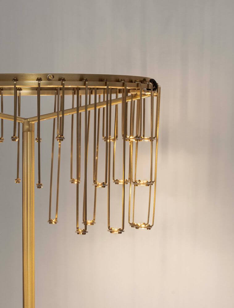 Stellar LED Tischleuchte H 46cm Ø 30cm 3000K im eleganten Design mit goldenen Akzenten.