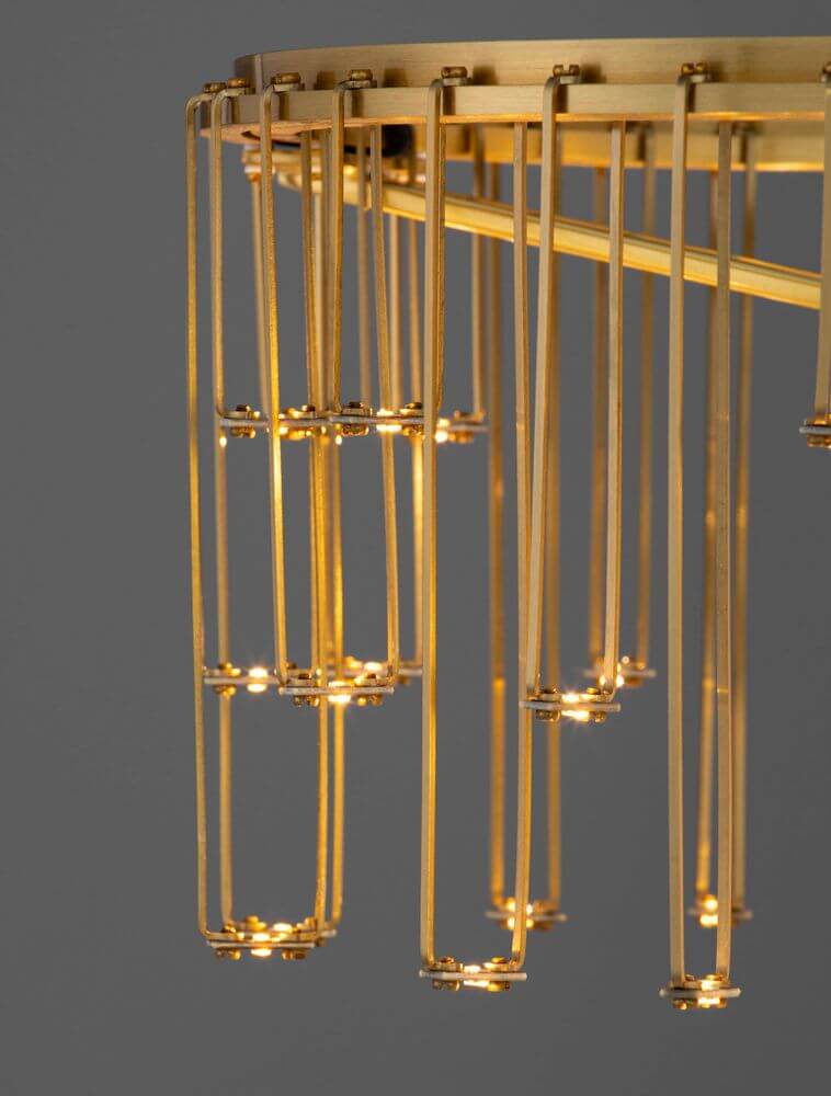 Detailansicht der Stellar LED Tischleuchte H 46cm Ø 30cm 3000K mit goldenen Lampenstäben.