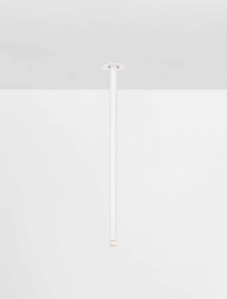 Stilvi Deckenleuchte H 44cm Ø 5cm 3000K an der Decke montiert, modernes Design in Weiß.