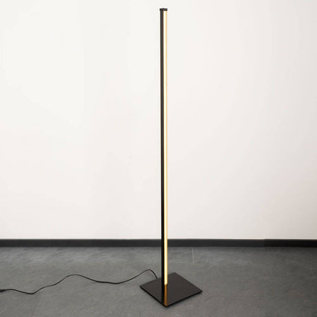 Sting Blackline candeeiro de pé de alta qualidade LED de luz branca quente em preto, com design minimalista e perfil em alumínio preto.