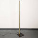 Sting Blackline LED-Stehleuchte in Warmweiß mit minimalistischem Design und schwarzem Aluminiumprofil.