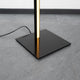 Basis der Sting Blackline LED-Stehleuchte in Schwarz auf grauem Boden, mit schmalem Aluminium-Profil und Kabel.