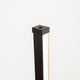 Sting Blackline LED-Stehleuchte in Schwarz, minimalistisches Design mit eleganter Lichtabdeckung.