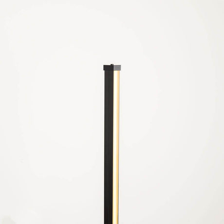 Sting Blackline candeeiro de pé de alta qualidade LED de luz branca quente em preto, com design elegante e perfil em alumínio preto.