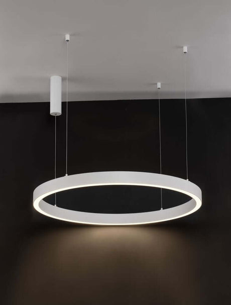 Sting LED Pendel Ø 100cm 3000K på et moderne loft, smart design med blændfri belysning.