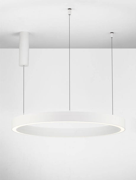 Sting LED Pendel Ø 80cm 3000K i elegant, minimalistisk design med hvid aluminiums krop.