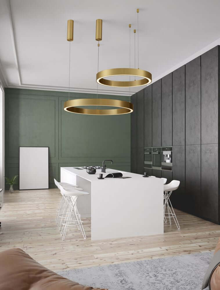 Moderne Küche mit Sting LED Pendelleuchte Ø 80cm 3000K und stilvollen Möbeln.