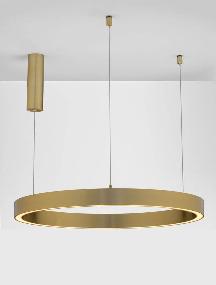 Sting LED Pendelleuchte Ø 80cm 3000K mit goldfarbenem Lichtreifen und mattem Design.