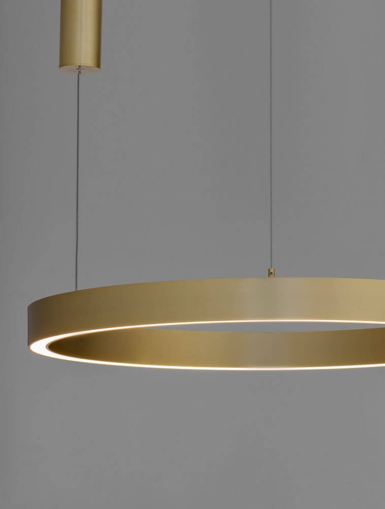 Sting LED Pendelleuchte Ø 80cm 3000K in elegantem goldenen Design, ideal für moderne Innenräume.
