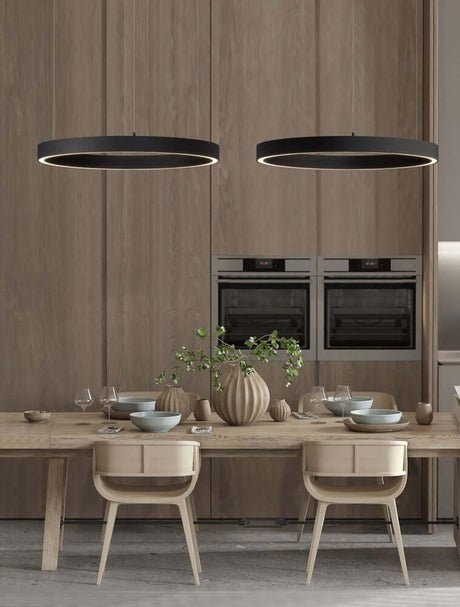 Sting LED Pendel Ø 80cm 3000K i moderne køkkenstemning med trædetaljer