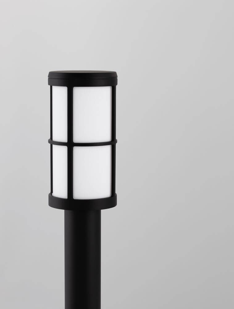 Stone Außenwegeleuchte Schwarz IP54 in modernem Design, robustes Acryl- und Aluminium-Gehäuse für lange Lebensdauer.