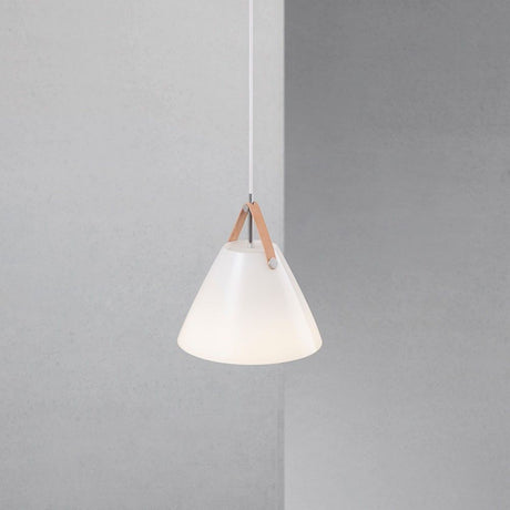 Strap 27 glazen pendellamp Ø 27 cm met 2 leren riemen Wit tegen een grijze muur.