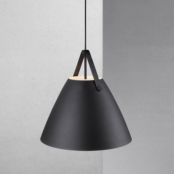 Candeeiro suspenso Strap 48 Ø 48 cm com 2 correias de couro pretas em interiores modernos.
