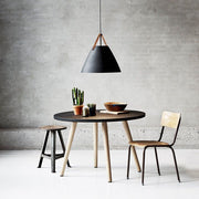 Rem 48 hængelampe Ø 48cm med 2 sorte læderremme over et moderne bord med stole.