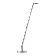 Rotaliana String LED-Stehleuchte mit Push Dimm to Warm Silber in modernem Design mit flexibler Lichtausrichtung.