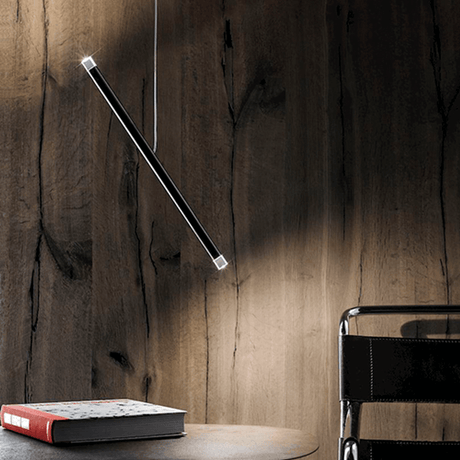 Lodes A-Tube Nano Duo LED-pendellampe, elegant belysning over et trebord.