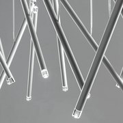 Lodes A-Tube Nano Duo LED Pendellampe mit modernen, schmalen Balken und LED-Lichtquellen.