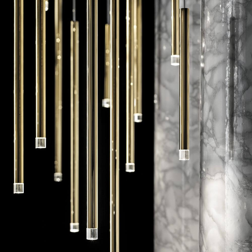 Lodes A-Tube Nano LED Hängelampe mit goldenen LEDs und elegantem Design.