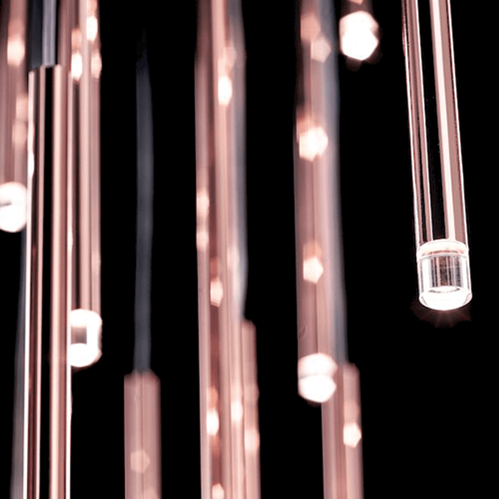 Lodes A-Tube Nano LED Hängelampe mit klaren Lichtstreben und diffusen Lichtern.