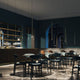 Moderne Innenansicht einer Bar mit Lodes A-Tube Nano LED Hängelampe, eleganter Einrichtung und gemütlicher Atmosphäre.
