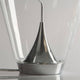 Detailansicht der Lodes Blow LED Tischlampe mundgeblasen mit chromfarbener Basis und mundgeblasenem Glas.
