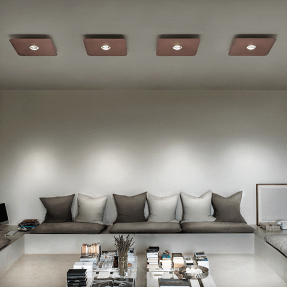 Moderne Wohnzimmeransicht mit Lodes Frozen Small LED Deckenlampe an der Decke, stilvoll und minimalistisch.