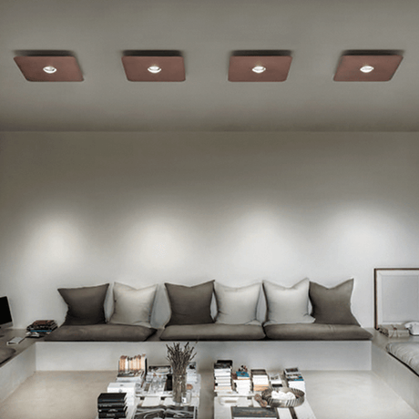 Vue moderne du salon avec le plafonnier Lodes Frozen Small LED au plafond, élégant et minimaliste.