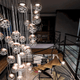 Lodes Kelly Cluster Sphere LED Pendellampe in modernem Innenraum über Treppe hängend.