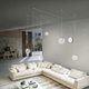 Lodes Kelly Cluster Sphere LED Pendellampe in modernem Wohnraum mit eleganter Couch und skulpturalen Leuchten.
