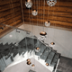 Lodes Kelly Cluster Sphere LED Pendellampe in modernen Innenräumen mit organischen Formen und Lichtspielen.