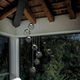 Lodes Kelly Cluster Sphere LED Pendellampe in einem modernen Wohnraum mit Holzdecke.