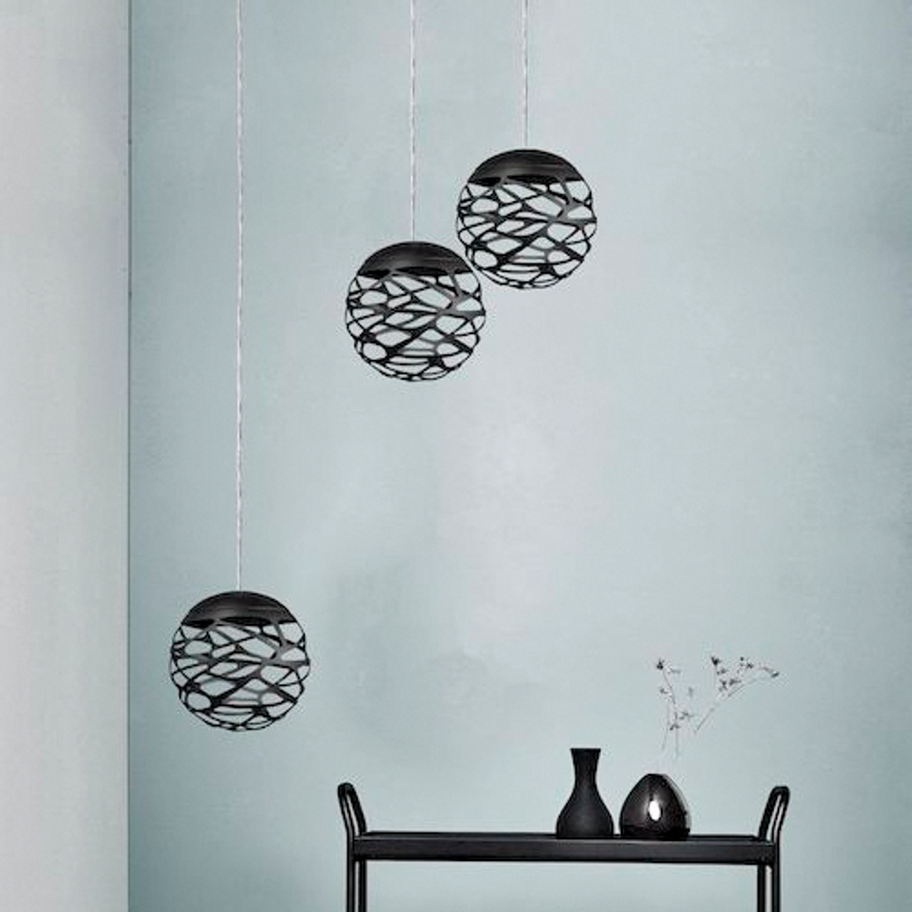 Lodes Kelly Cluster Sphere LED Pendellampe in skulpturalem Design, drei schwarze Kugelleuchten an einer Wand.