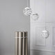 Lodes Kelly Cluster Sphere LED Pendellampe in einer modernen Raumumgebung mit skulpturalem Design.
