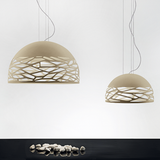 Lodes Kelly Dome Hängelampe in elegantem Design, mit filigranen Laserschnitten und sanftem Lichtspiel.
