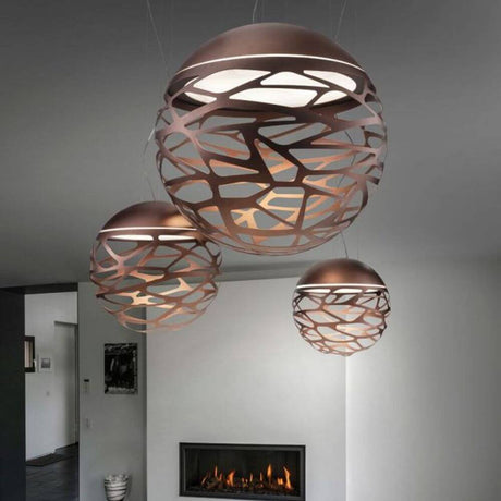 Lodes Kelly Sphere Hängeleuchte in modernem Raum mit elegantem Lichtspiel und kunstvollem Design.
