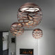 Lodes Kelly Sphere Hängeleuchte in modernem Raum mit elegantem Lichtspiel und kunstvollem Design.