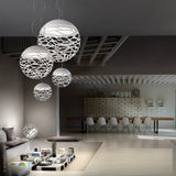 Moderne Lodes Kelly Sphere Hängeleuchte, elegantes Design mit Licht- und Schattenspiel in einem stilvollen Wohnraum.
