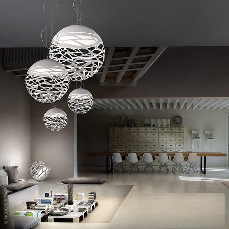 Lodes Kelly Sphere Hängeleuchte in modernem Interieur, elegante Licht- und Schattenspiele durch präzise Laserschnitte.