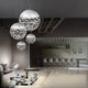 Lodes Kelly Sphere Hängeleuchte in modernem Interieur, elegante Licht- und Schattenspiele durch präzise Laserschnitte.