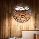 Lodes Kelly Sphere Hängeleuchte in modernem Wohnraum mit Holzverkleidung und elegantem Lichtspiel.