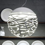 Hängelampe Lodes Kelly Sphere mit innovativem Design und stimmungsvollem Lichtspiel, ideal für moderne Wohnräume.