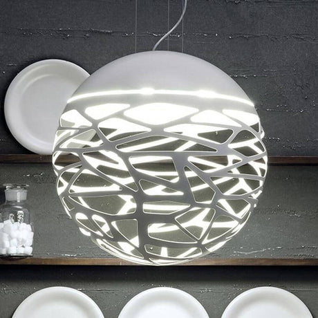 Lodes Kelly Sphere Hängeleuchte mit modernem Design, Lichtspiel und eleganten Laserschnitten.
