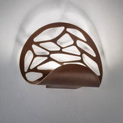 Lodes Kelly Wandlampe mit einzigartigem Design, geformt für elegantes Lichtspiel und Schatten im Wohnraum.