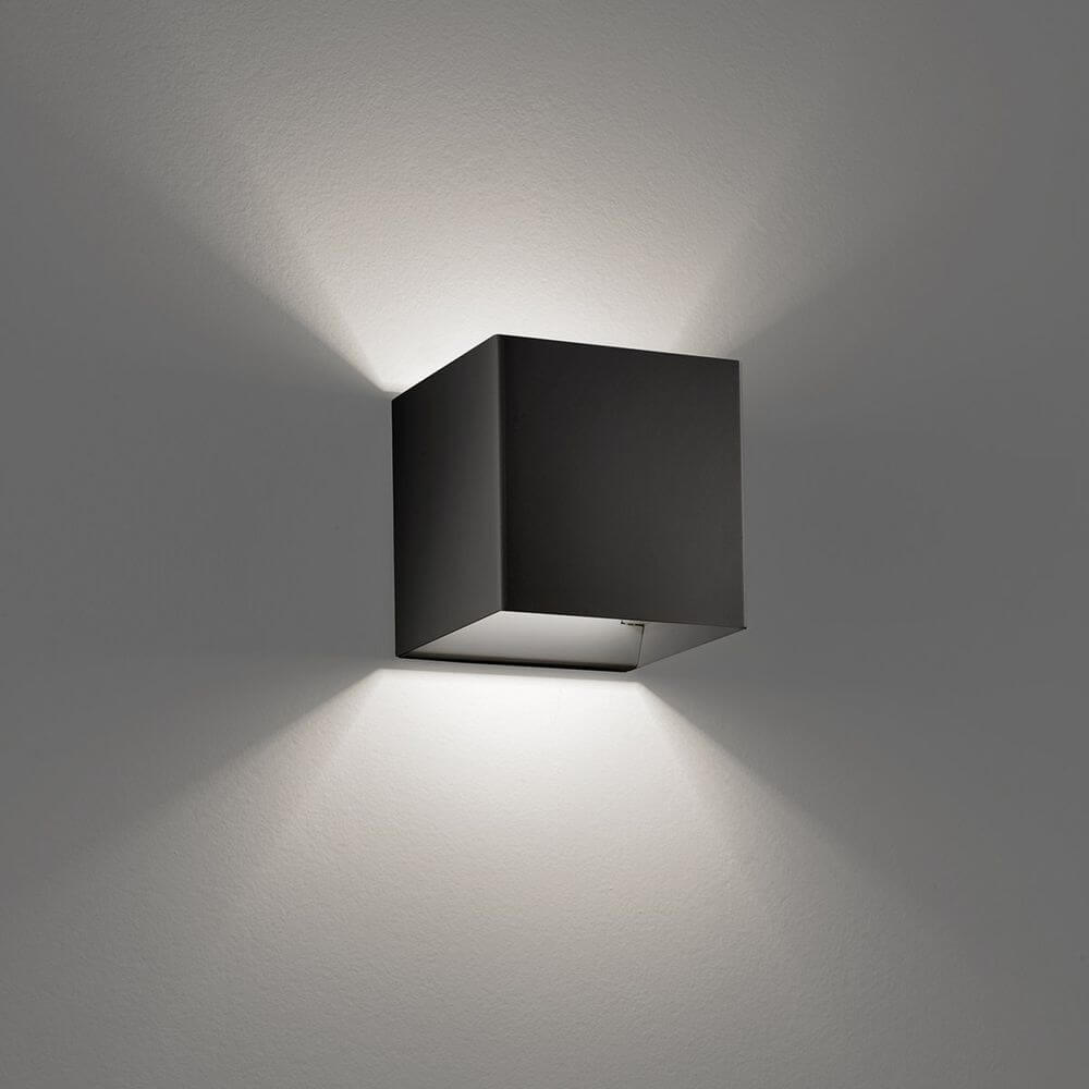 Lodes Laser 10x10 LED Wandleuchte in Schwarz mit bidirektionalem Licht und Schatteneffekt.