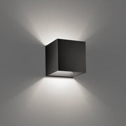 Lodes Laser 10x10 LED Wandleuchte 1800 lm in Schwarz, bidirektionales Lichtspiel an der Wand.